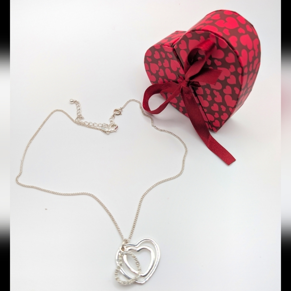 Vintage Avon 2011 Loving Moments Triple Heart Silver Tone Necklace In Heart Box - Picture 5 of 7